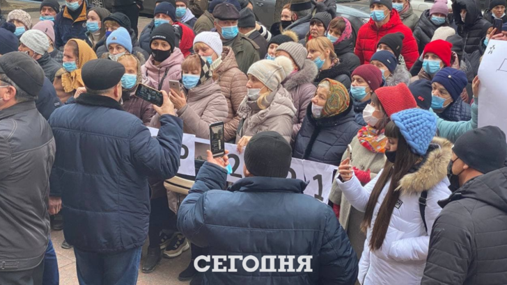 Под Черновицкой ОГА собрались на митинг жители 6 сел, которые уже два года живут без газа. Фото: Генриетта Беух, "Сегодня"