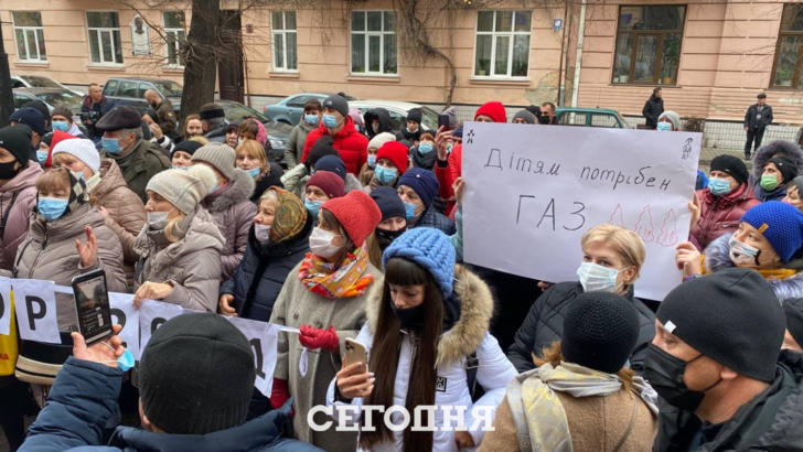 Під Чернівецькою ОДА зібралися на мітинг мешканці 6 сіл, які вже два роки живуть без газу. Фото: Генрієтта Беух, "Сьогодні"