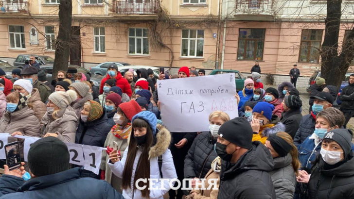 Под Черновицкой ОГА собрались на митинг жители 6 сел, которые уже два года живут без газа. Фото: Генриетта Беух, "Сегодня"