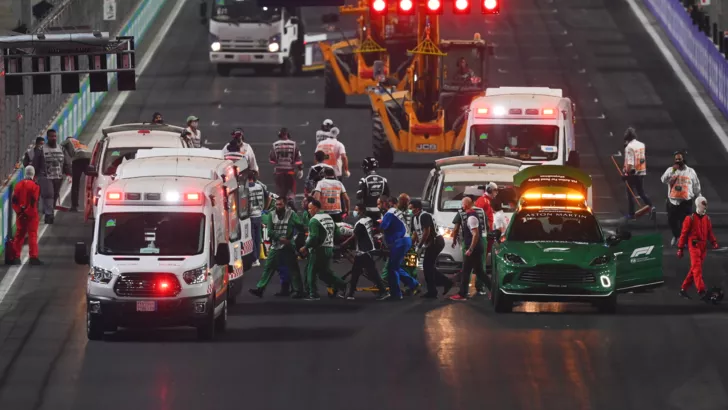 Эвакуация гонщиков с трассы