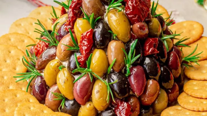 Сирна ялинка з оливками та в'яленими томатами