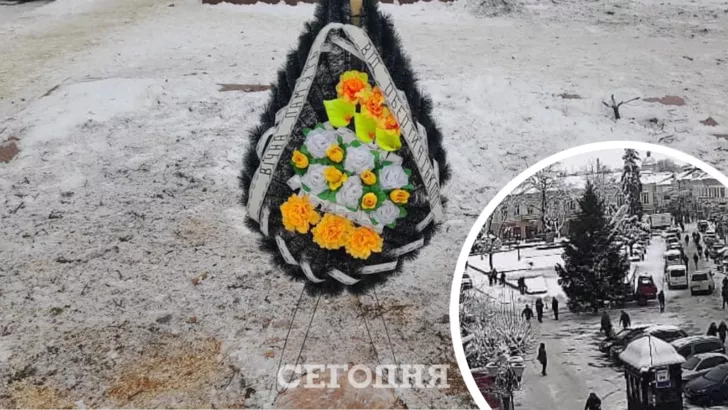 В городе Коломыя люди вместо срубленных елок поставили венки. Фото: коллаж "Сегодня"