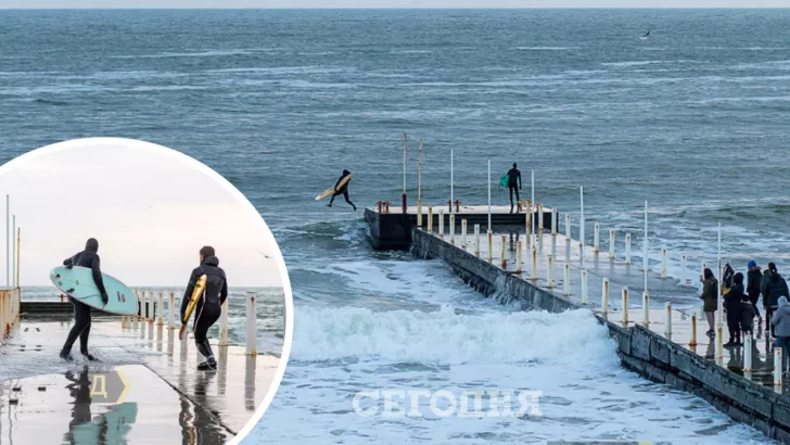 В Одессе несколько мужчин занимались серфингом