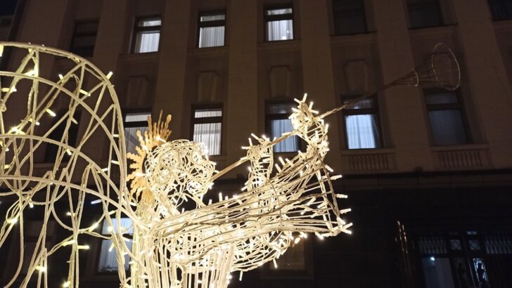 Під Офісом президента засвітилася новорічна ілюмінація. Фото: Олег Богачук, Цензор.НЕТ