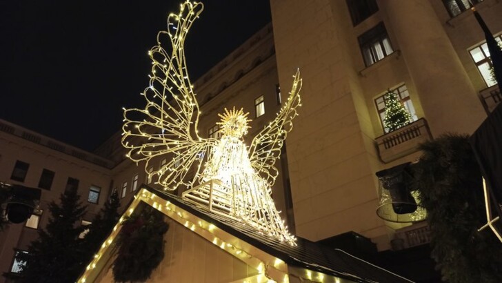 Під Офісом президента засвітилася новорічна ілюмінація. Фото: Олег Богачук, Цензор.НЕТ