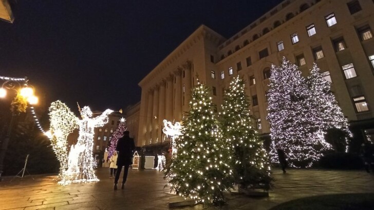 Под Офисом президента засветилась новогодняя иллюминация. Фото: Олег Богачук, Цензор.НЕТ