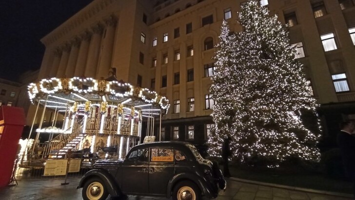 Под Офисом президента засветилась новогодняя иллюминация. Фото: Олег Богачук, Цензор.НЕТ