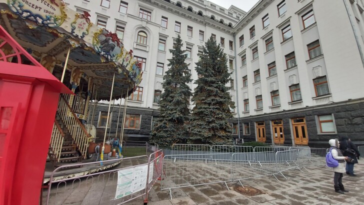 В Киеве под Офисом президента установили каток, елку и иллюминацию. Фото: Александр Марущак, "Сегодня"