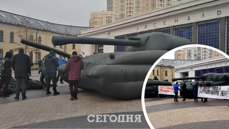 В Киеве заметили огромные надувные танки. Фото: коллаж "Сегодня"