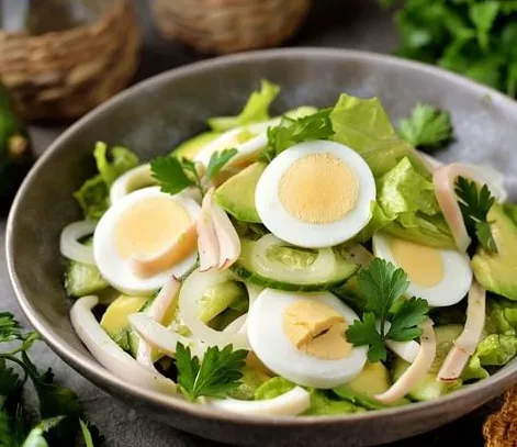 Салат с кальмаром, огурцом, яйцами и луком