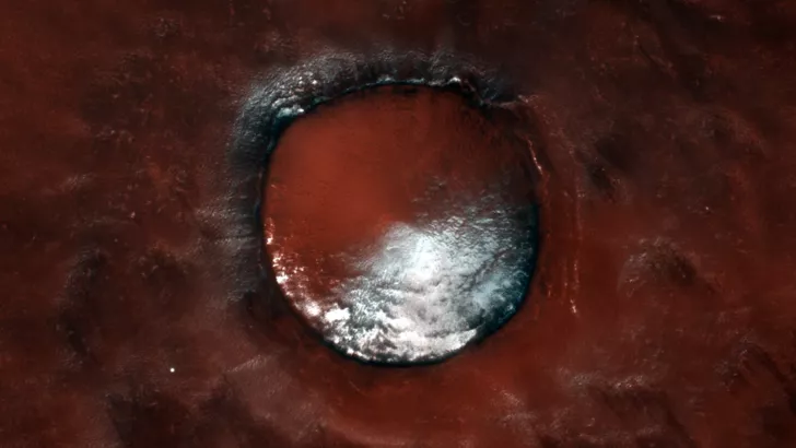 ESA показала унікальний знімок марсіанського кратера