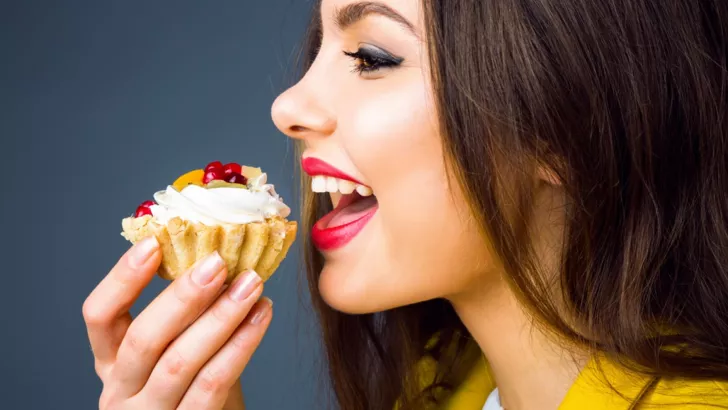 Негативно сахар влияет на зубы детей, а здоровым взрослым зубам сладости особо не навредят