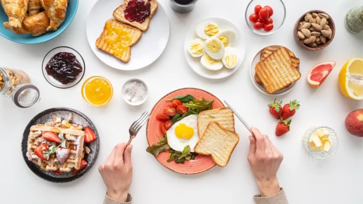 Не всегда важно завтракать тем, кто худеет, а кому именно – подскажет диетолог
