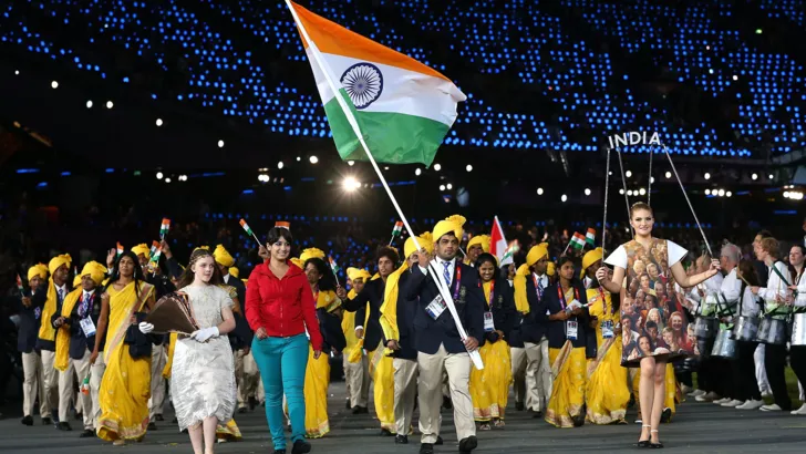 Кумар несет флаг Индии на открытии Олимпиды-2012