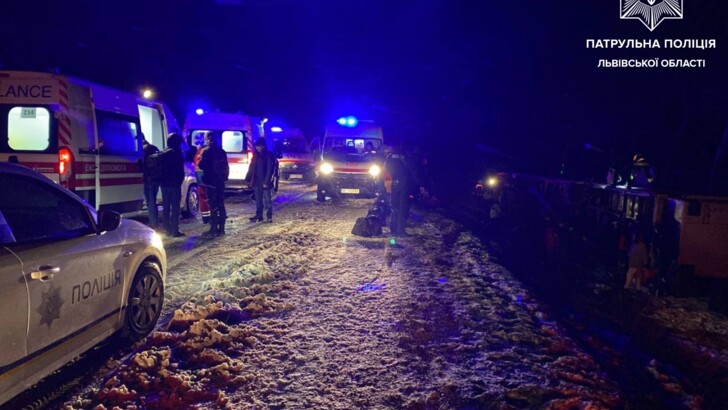 На Львівщині внаслідок аварії постраждало багато пасажирів автобусу. Фото: Патрульна поліція