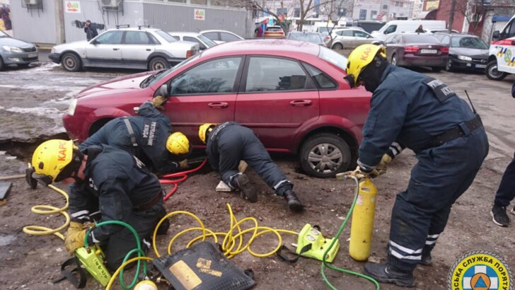 В Киеве застрял автомобиль в яме. Фото: Facebook/Киевская служба спасения