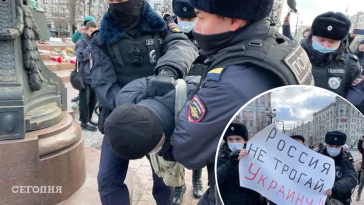 У россиян нет возможности просто постоять с плакатом на улице / Коллаж "Сегодня"