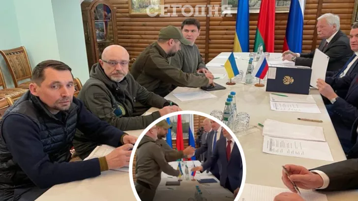 Украинская и российская делегации снова за столом переговоров. Коллаж "Сегодня"