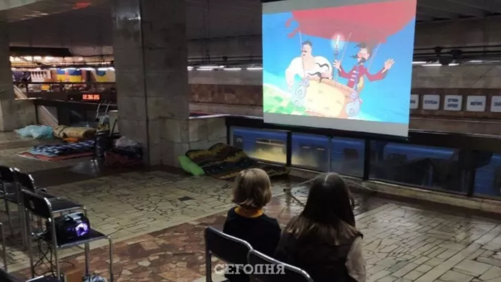В метро Киева сделают "домашний кинотеатр": когда, где и что покажут