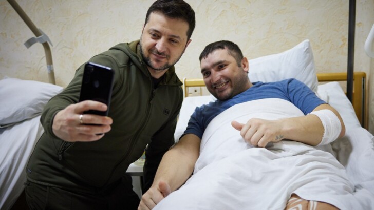 Зеленский пришел в госпиталь к военным. | Фото: Офис Президента Украины