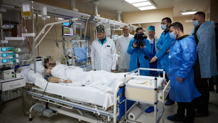 Зеленский пришел в госпиталь к военным. | Фото: Офис Президента Украины