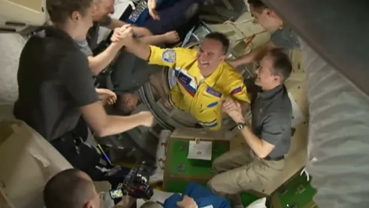 Російські космонавти в синьо-жовтих комбінезонах