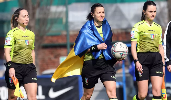 Екатерина Монзуль с флагом Украины на матче Серии А