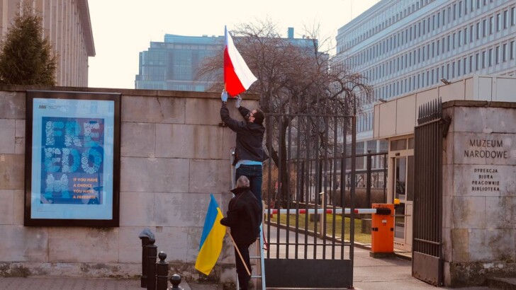 Варшава готується зустрічати президента США Джо Байдена Але українців у дні візиту в цьому місті все одно буде більше, ніж американського