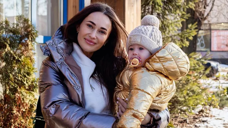 Юлия Леус с дочерью возвращается в Украину