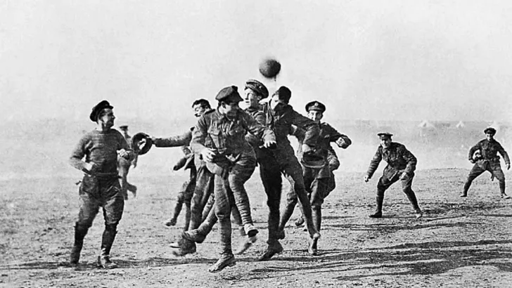Британские и немецкие солдаты играют в футбол