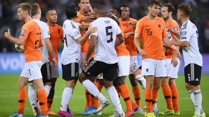 Нидерланды и Германия - принципиальные соперники на футбольном поле