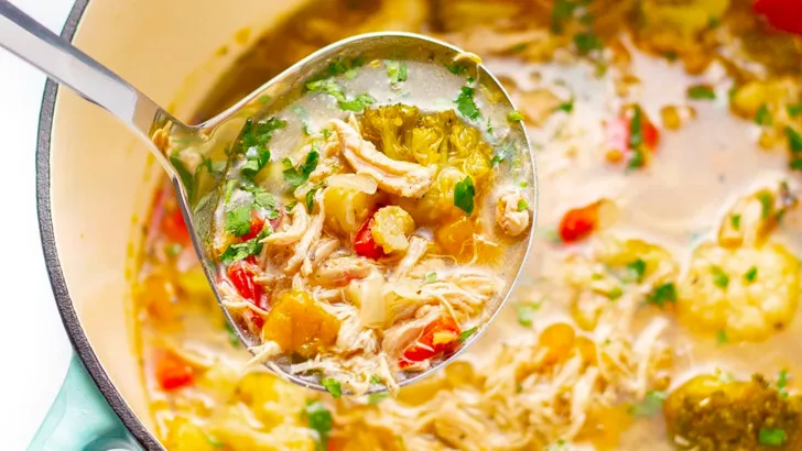 Recipe for healthy chicken soup with vegetables
