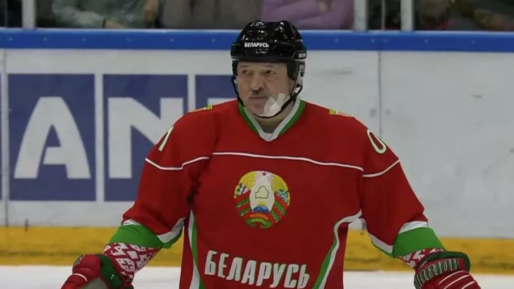Александр Лукашенко неудачно поиграл в хоккей
