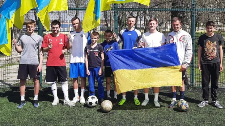 Юные футболисты не побоялись российских оккупантов и сыграли с украинскими знаменами