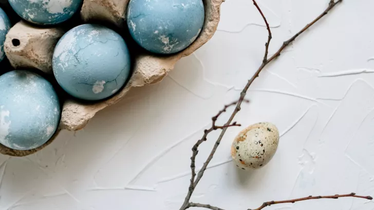 Як красиво пофарбувати яйця на Великдень барвниками
