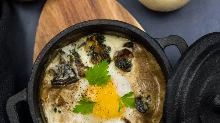 Яйца кокот с грибами - рецепт на завтрак