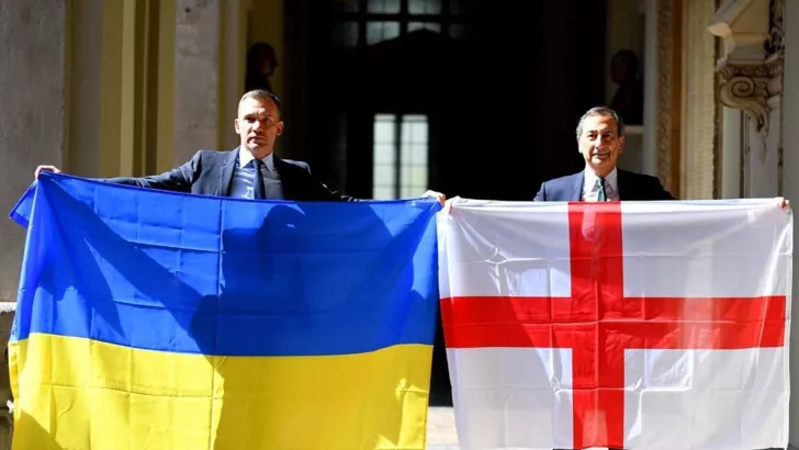 Андрій Шевченко (ліворуч) та Беппе Сала (праворуч) з прапорами України та Мілана