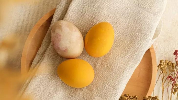 Як легко пофарбувати яйця куркумою