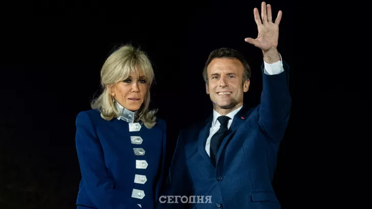 Первая леди Франции выбрала образ в тон костюма мужа