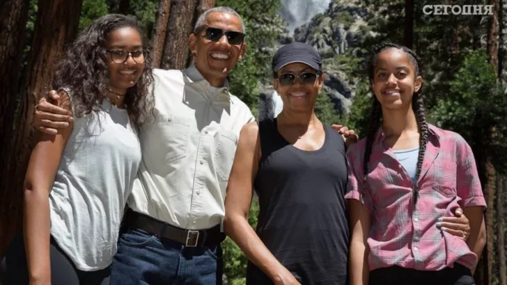 Барак Обама с дочерьми и женой в 2022 году