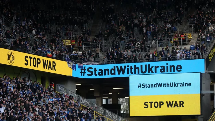 На немецких стадионах активно поддерживают Украину в войне против России