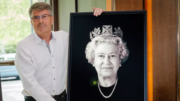 Фотограф раскрыл секрет странного портрета королевы Елизаветы