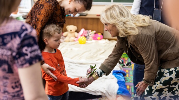 Олена Зеленська зустрілась з Джилл Байден в Ужгороді та відвідала хаби з українцями, які рятувалися від війни