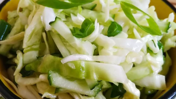 Салат из молодой капусты - простой рецепт