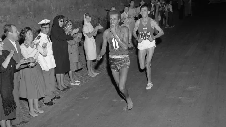 Бикила бежит марафон на Олимпийских играх в Риме