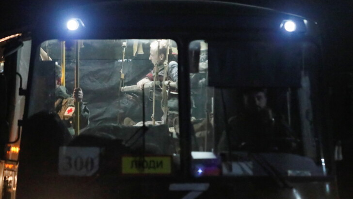 Українських захисників евакуювали з "Азовсталі"/Фото: REUTERS/Alexander Ermochenko
