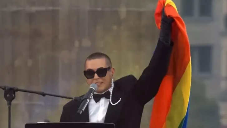 MELOVIN під час благодійного марафону Save Ukraine підняв прапор ЛГБТ у Берліні