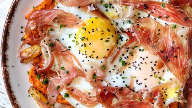 Spanish "broken eggs" to eat breakfast