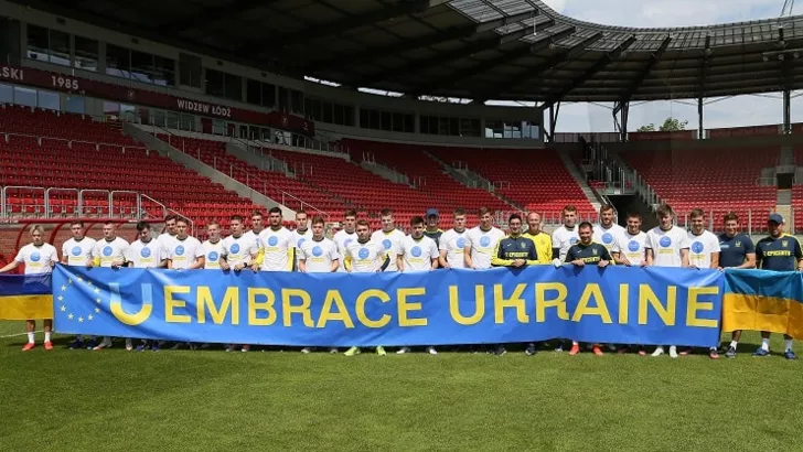 Игроки сборной Украины провели акцию "Embrace Ukraine"