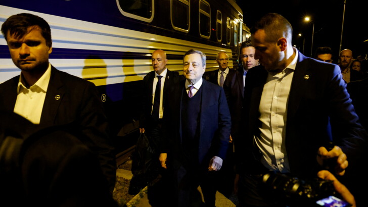 Знімки з поїзда, яким Драгі, Шольц та Макрон прибули до Києва, опублікувало агентство Reuters